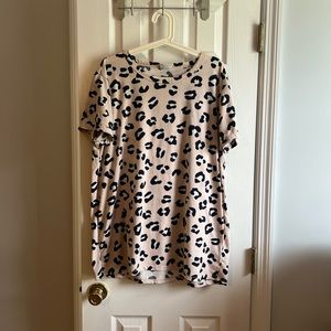 Lularoe 2xl leopard tee, small stain on front.